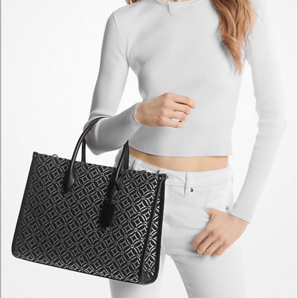 Michael Kors Mirella MD Satchel
Shoulder Bag Graphic Logo Glitter
Silver/Black - Picture 7 of 10